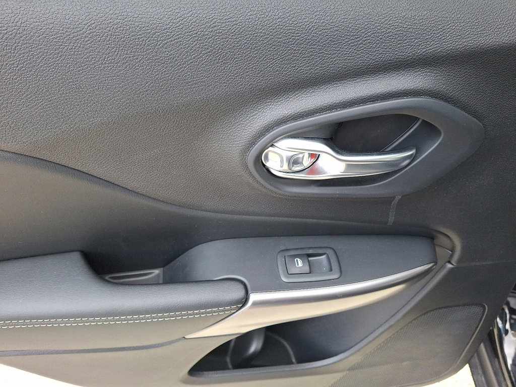 Used 2020 Jeep Cherokee Limited image 19