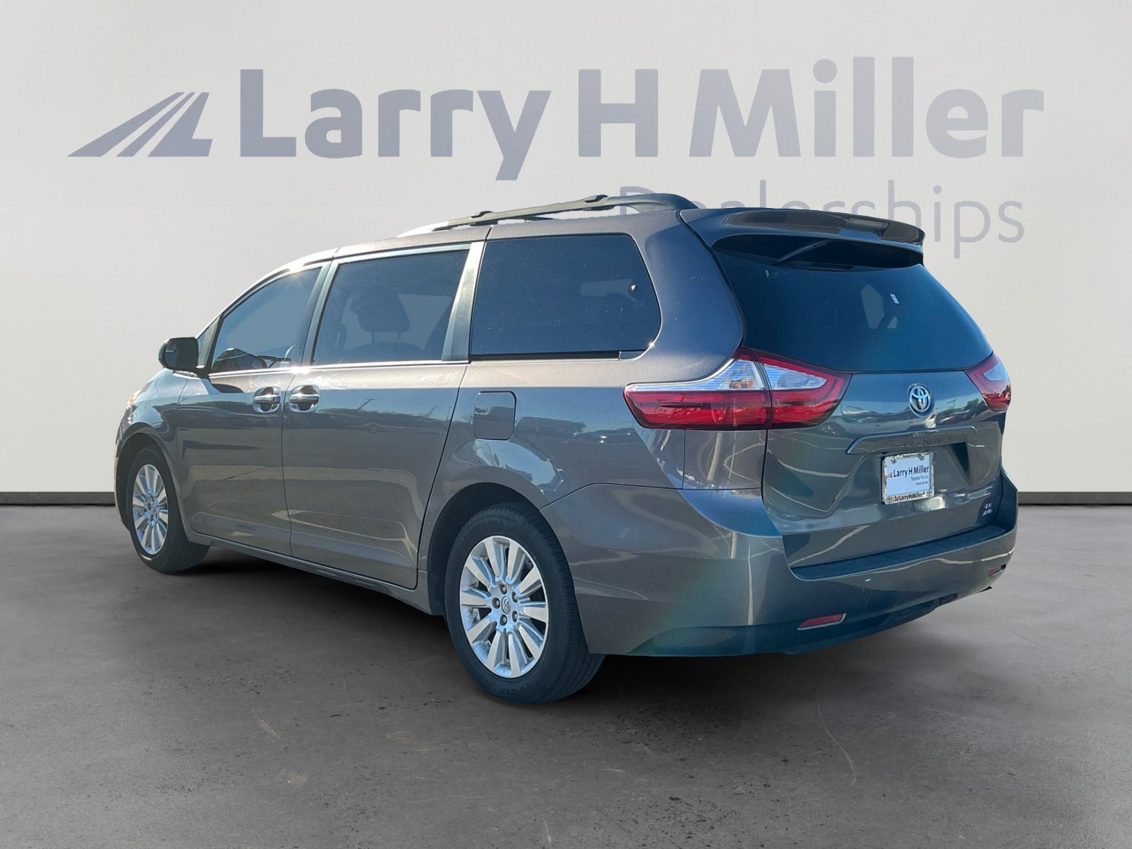 Used 2015 Toyota Sienna LE image 3