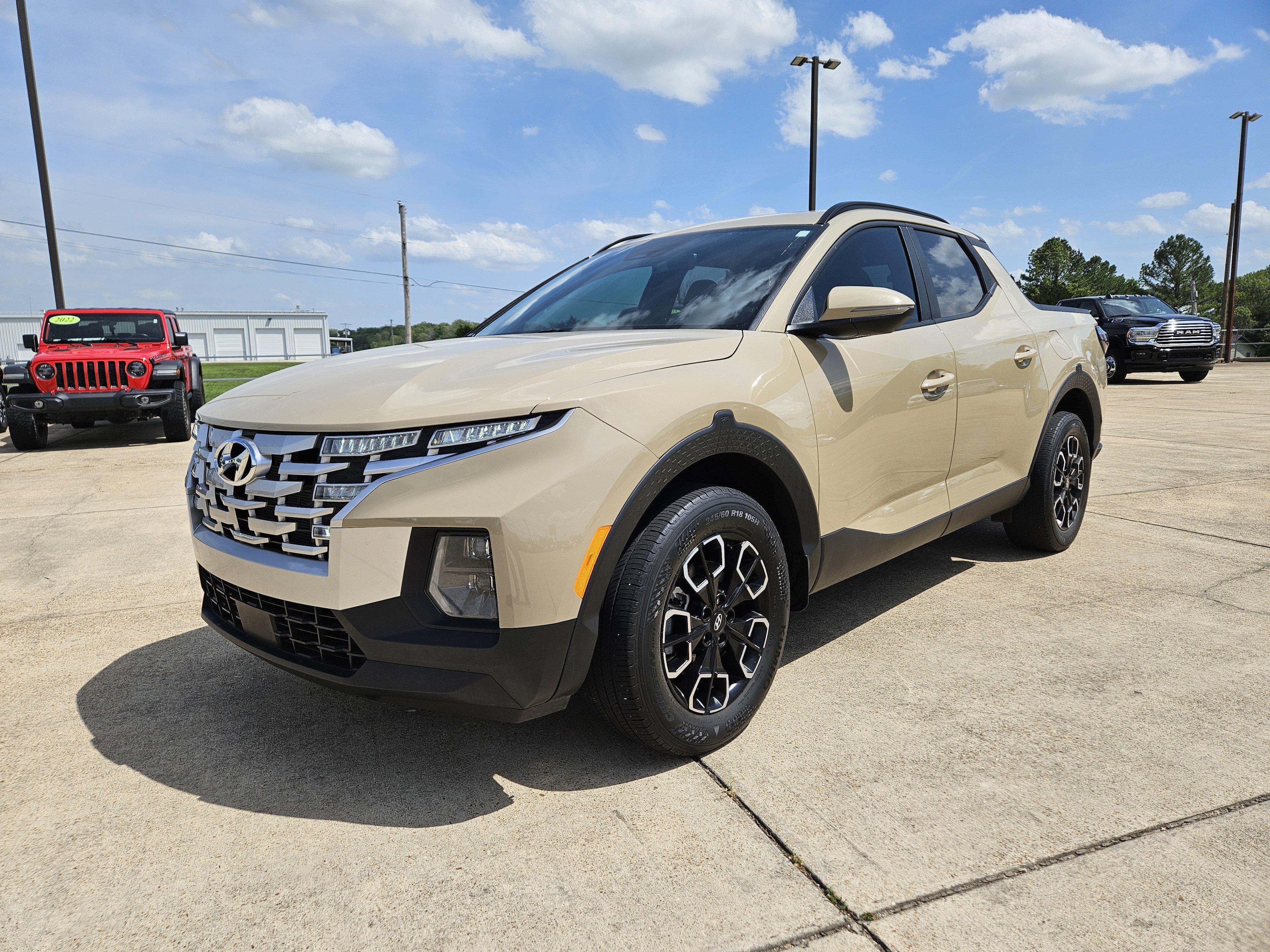 Used 2023 Hyundai Santa Cruz SEL Premium image 2