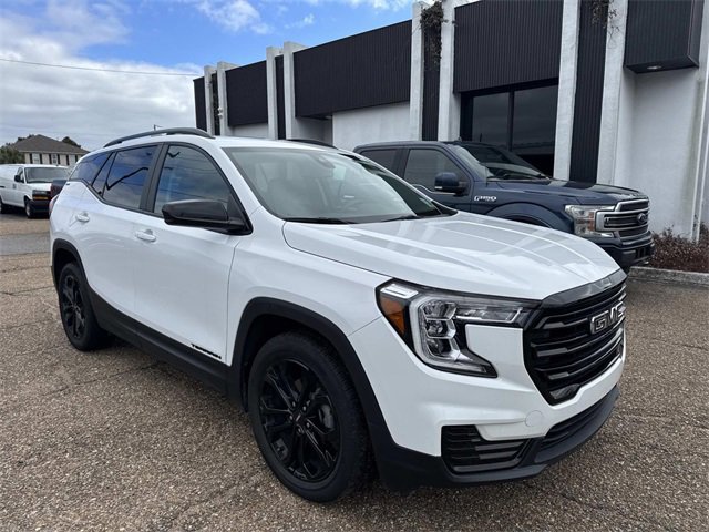 Used 2022 GMC Terrain SLE w/ Elevation Edition image 4