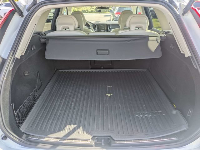 Used 2019 Volvo XC60 T5 Momentum w/ Multimedia Package AWD/4WD image 12