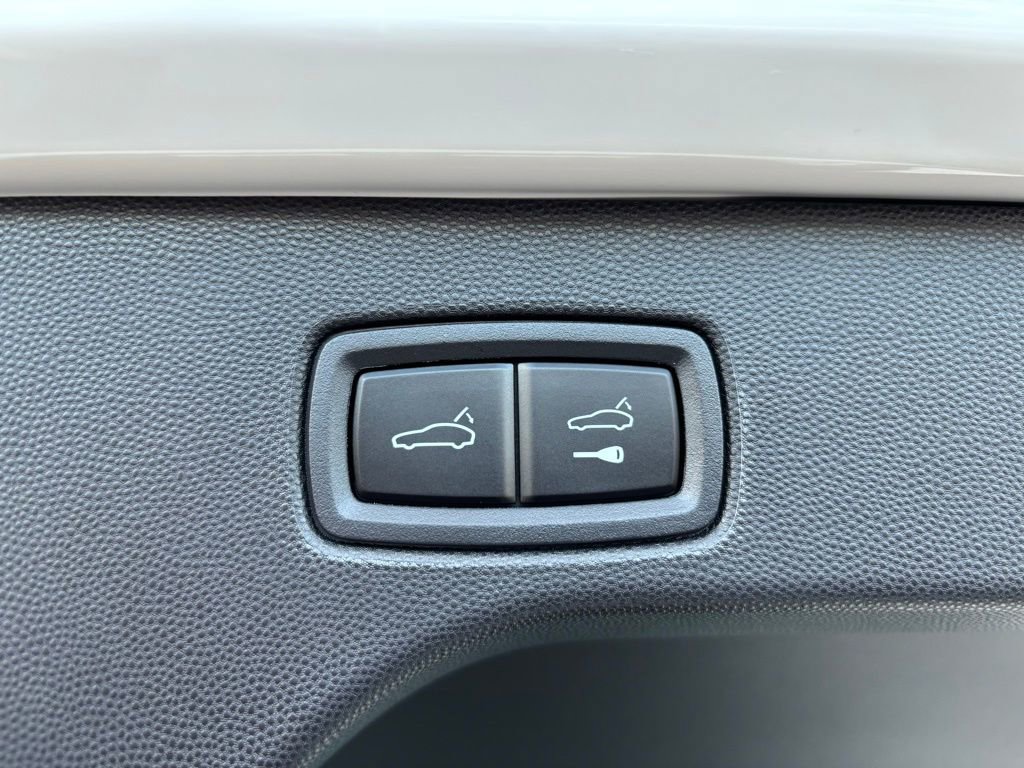 New 2025 Porsche Macan 4S Electric image 12