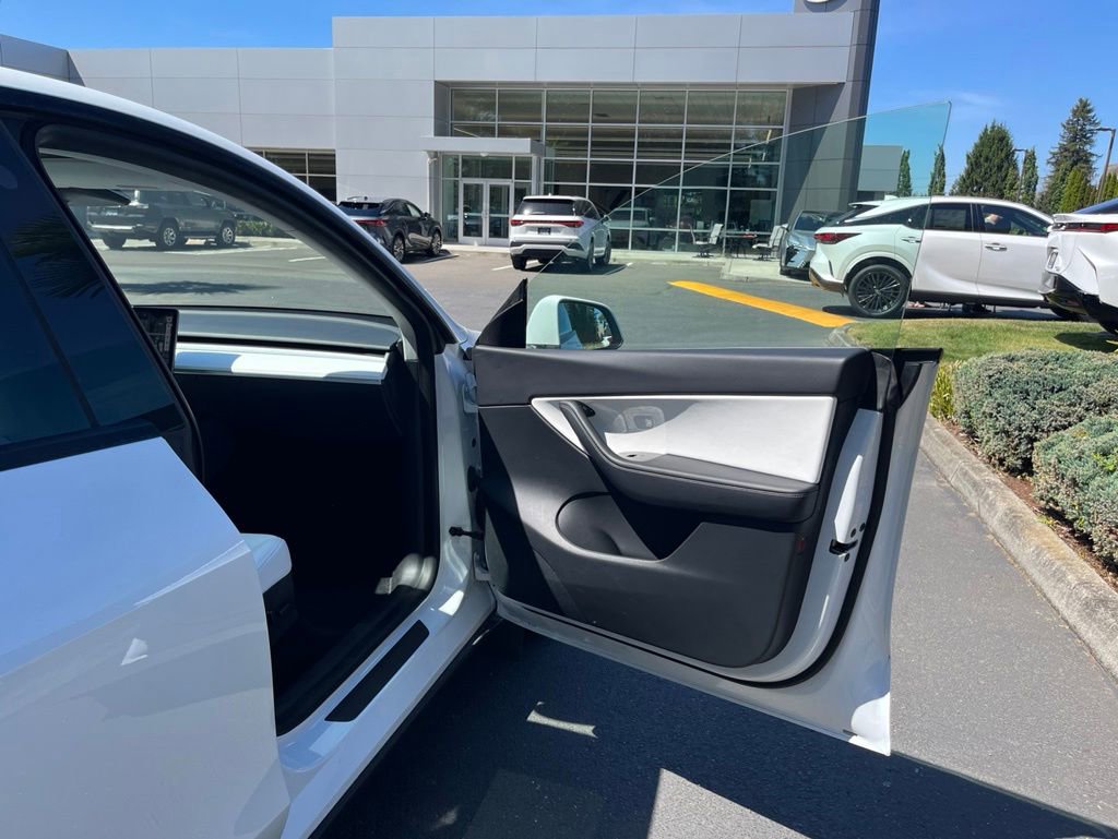 Used 2021 Tesla Model Y Long Range AWD/4WD image 16