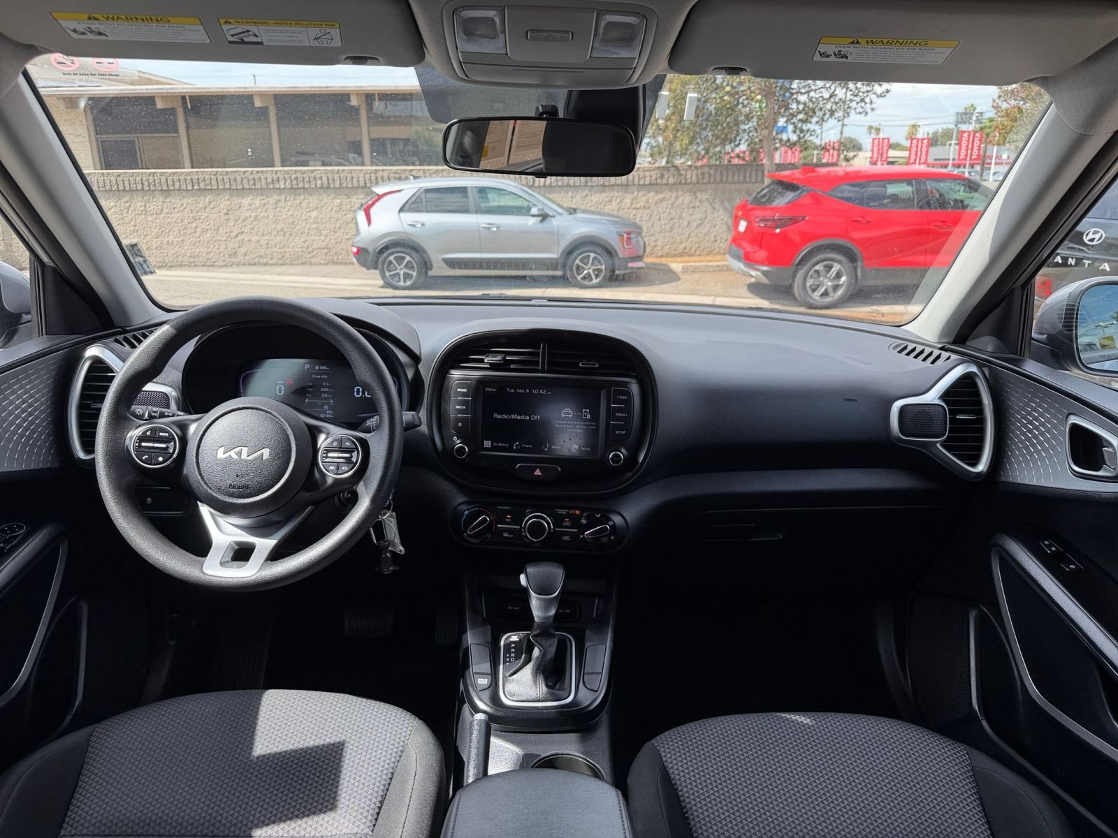 Used 2025 Kia Soul LX w/ LX Technology Package FWD image 30