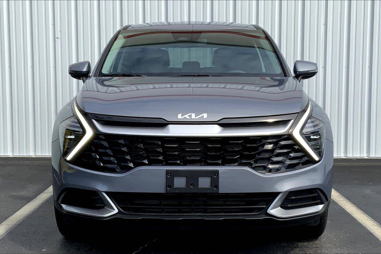 Used 2024 Kia Sportage EX image 3