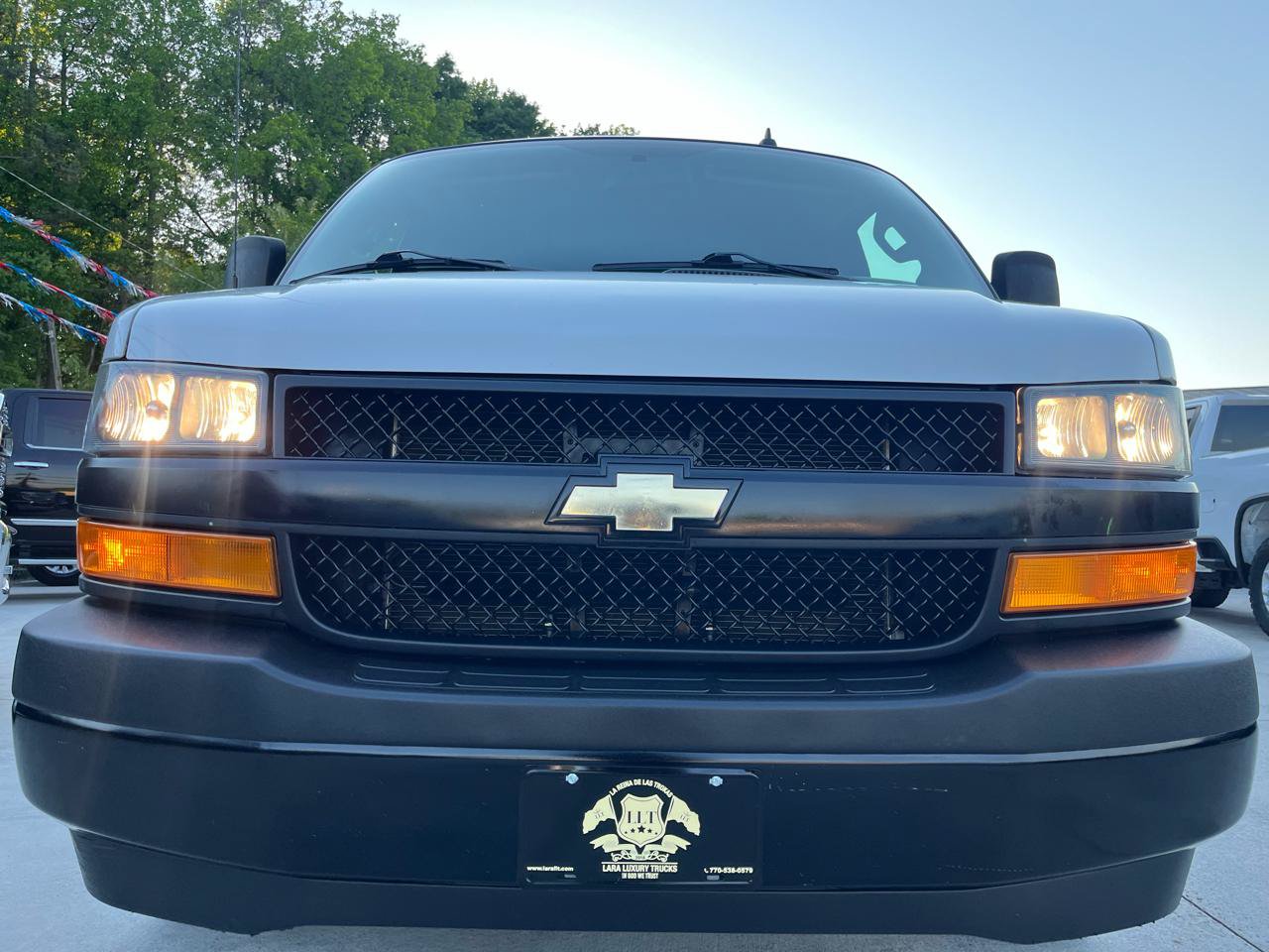 Used 2019 Chevrolet Express 2500 RWD image 2