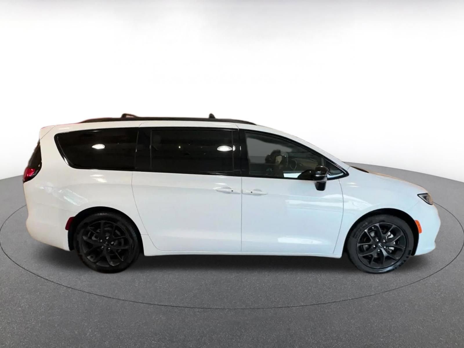 Used 2025 Chrysler Pacifica Limited FWD image 16