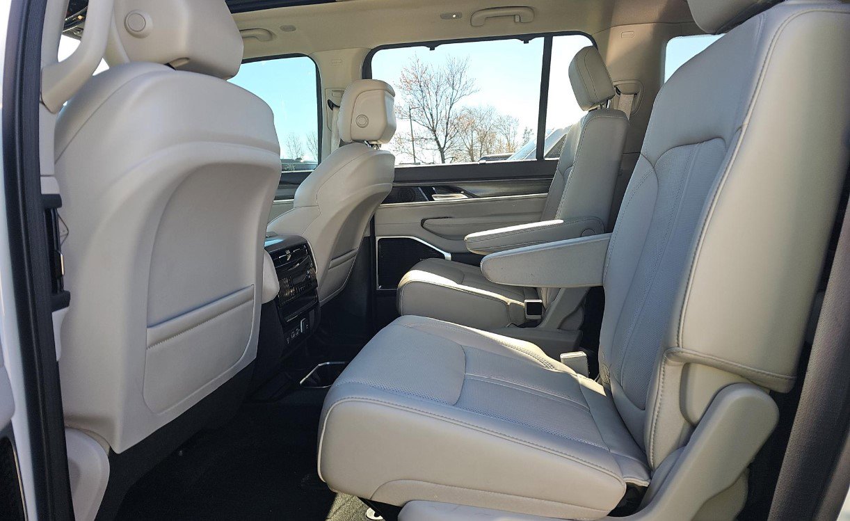Used 2024 Jeep Wagoneer L Series III w/ Premium Group I AWD/4WD image 10