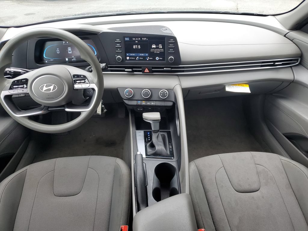 Used 2025 Hyundai Elantra SE FWD image 13