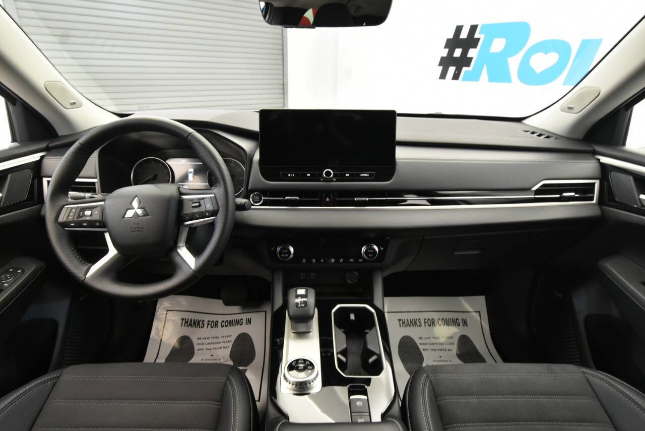 Used 2025 Mitsubishi Outlander SE image 19