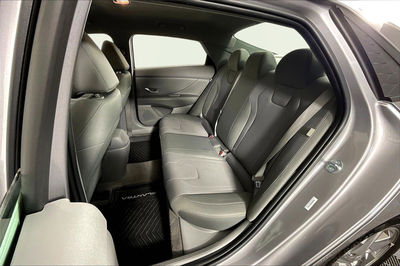 Used 2025 Hyundai Elantra SE image 21