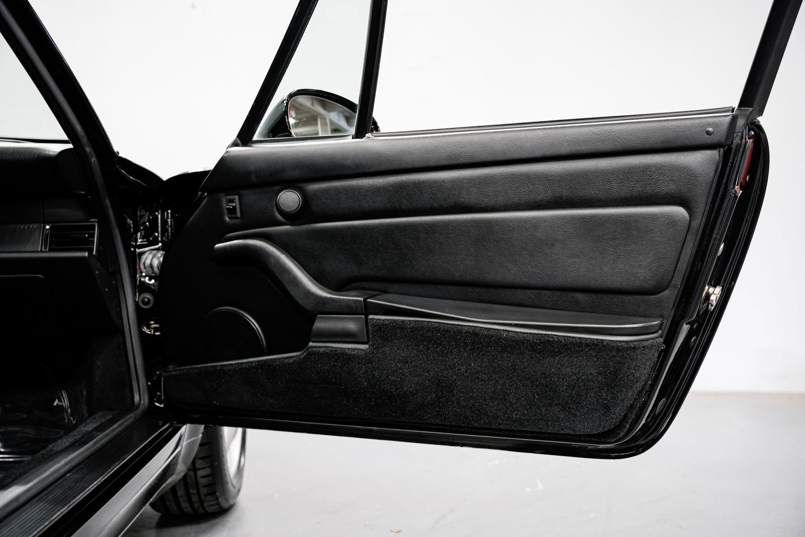 Used 1995 Porsche 911 Carrera RWD image 26