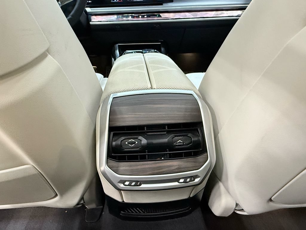 Used 2023 BMW i7 xDrive60 AWD/4WD image 33