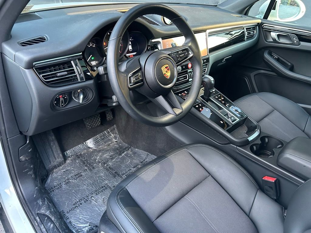 Certified 2025 Porsche Macan image 4
