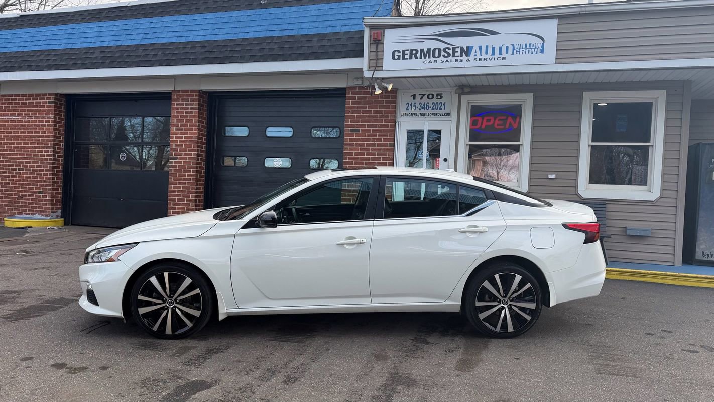 Used 2021 Nissan Altima 2.5 SR w/ SR Premium Package image 2