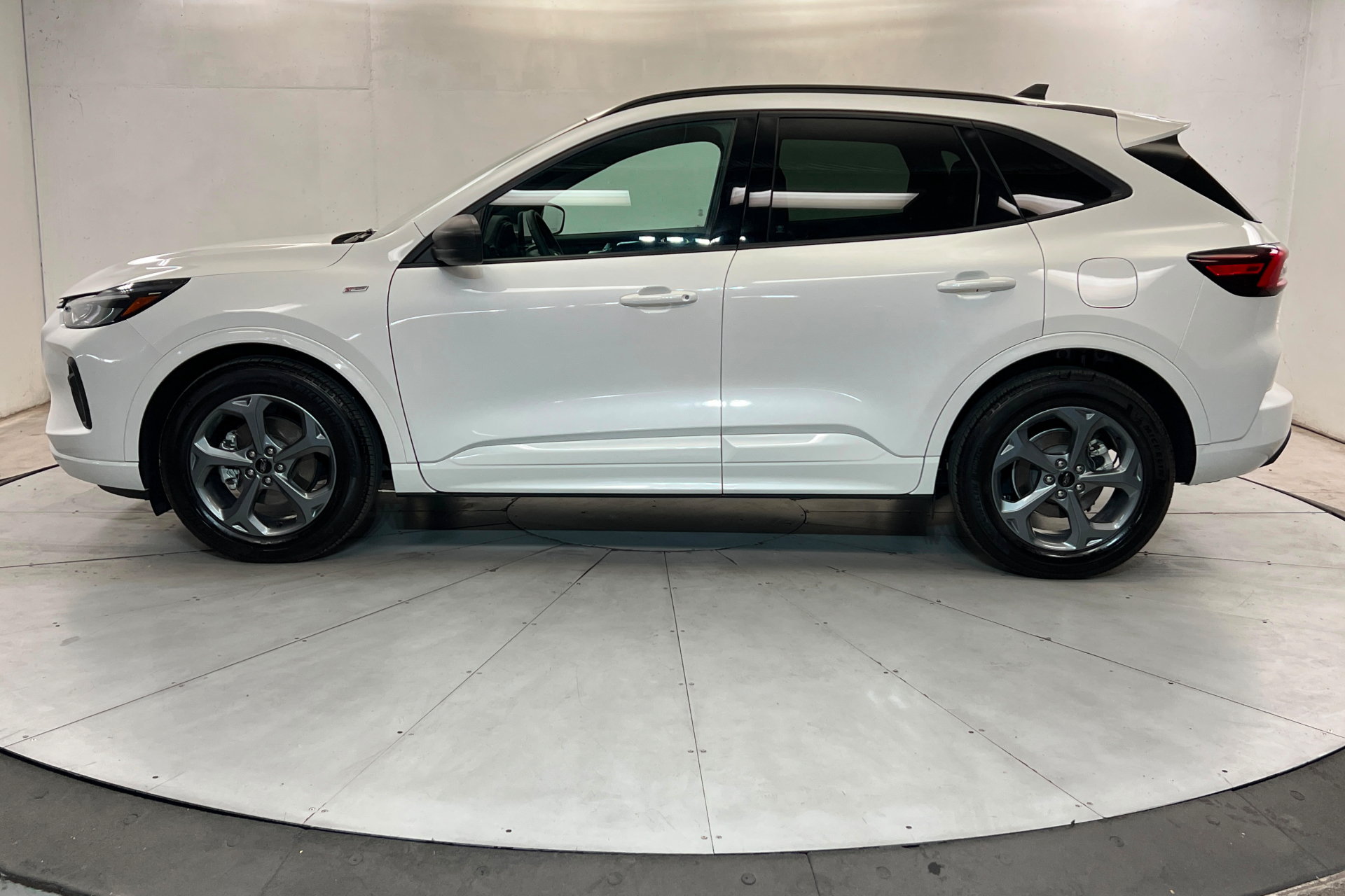 Used 2024 Ford Escape ST-Line w/ Equipment Group 301A FWD image 2