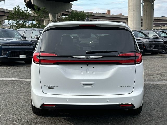 New 2026 Chrysler Pacifica Limited FWD image 3