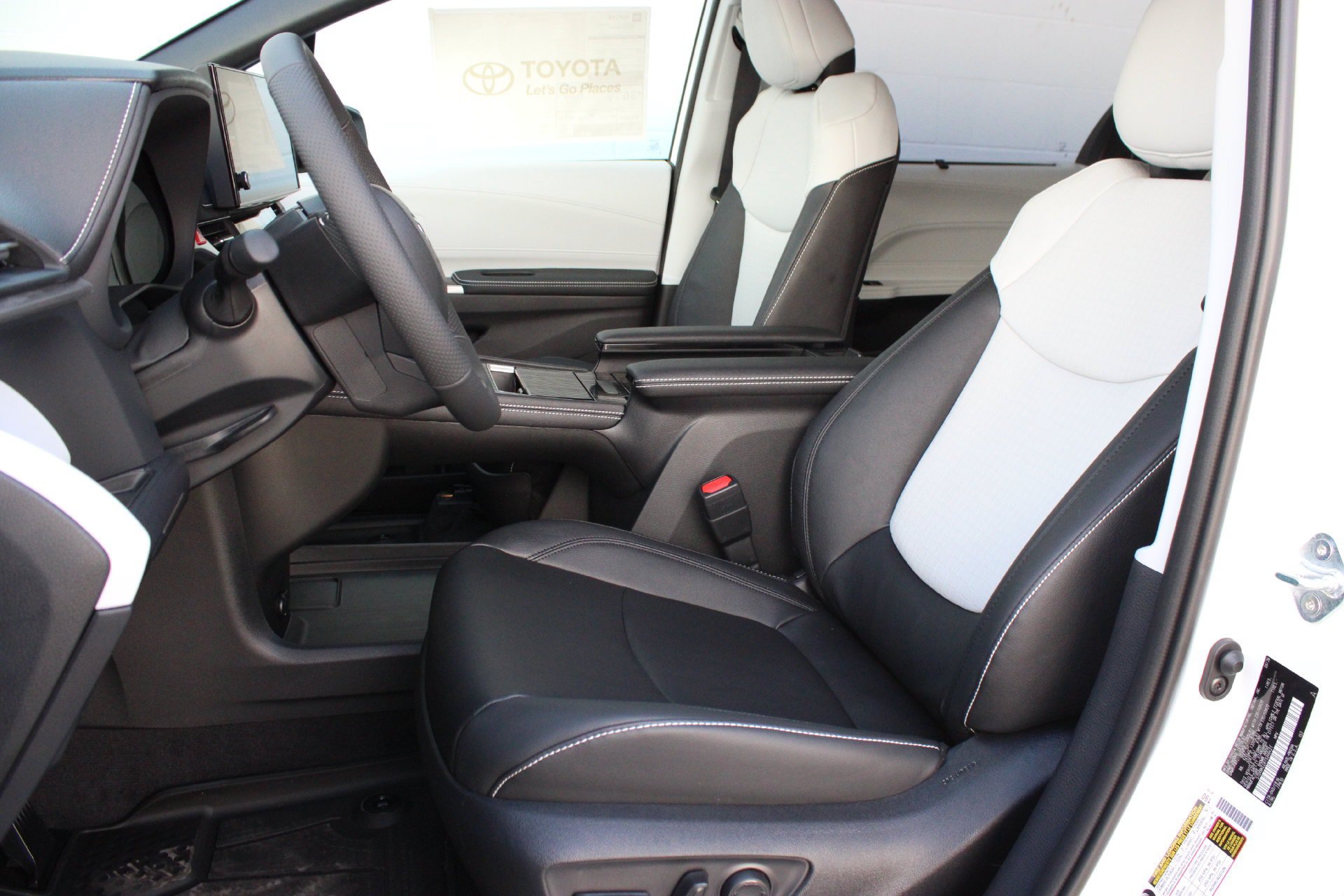 New 2026 Toyota Sienna XSE FWD image 17