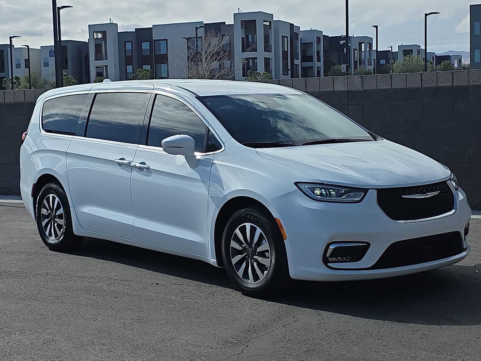 Used 2022 Chrysler Pacifica Touring-L image 3