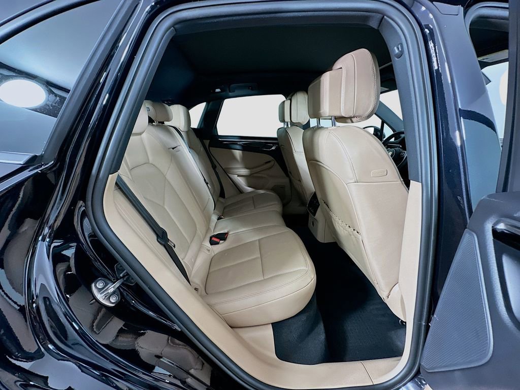 Certified 2024 Porsche Macan AWD/4WD image 30