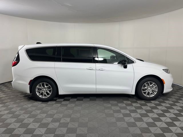 New 2025 Chrysler Pacifica Select image 7