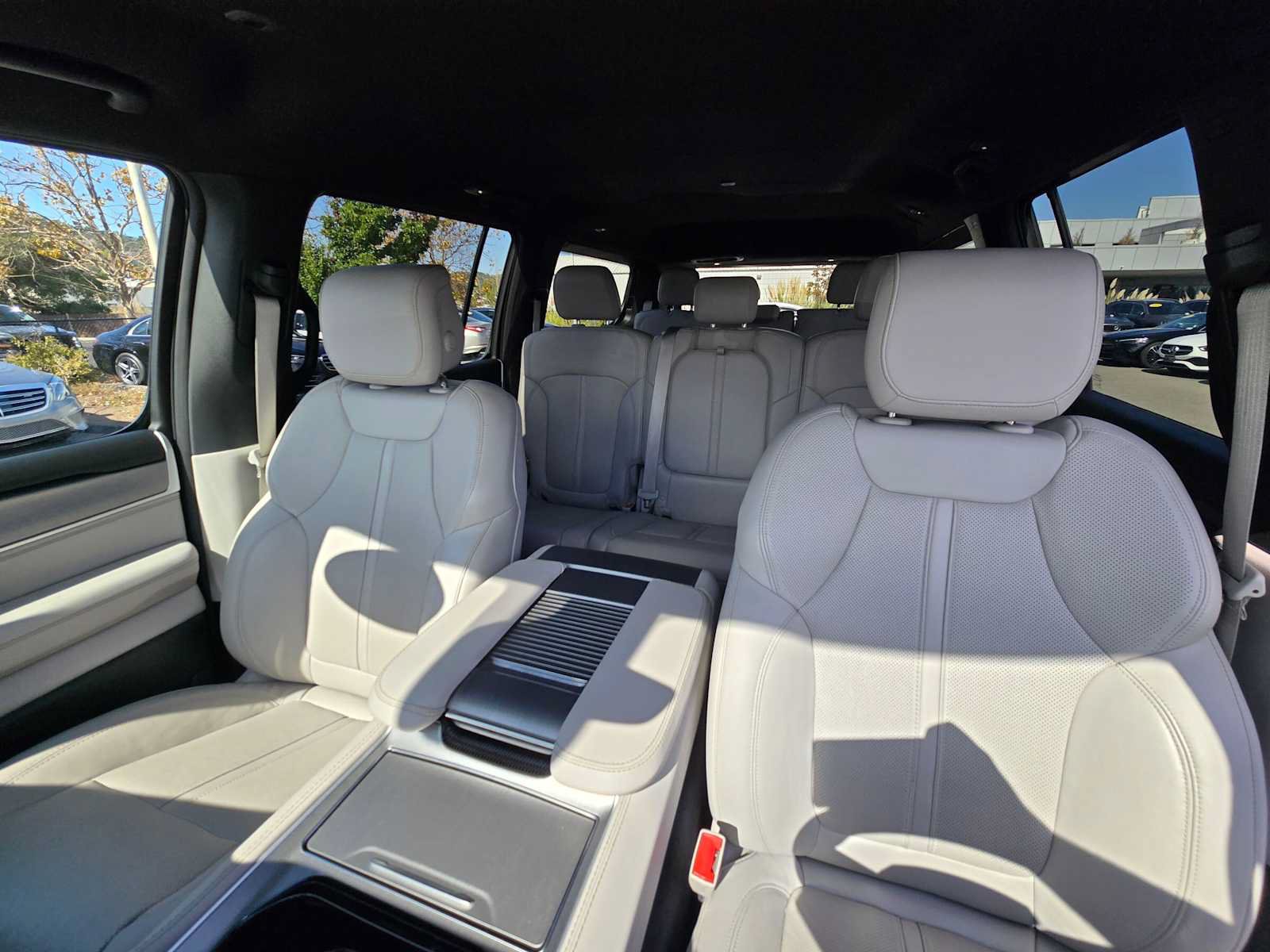 Used 2025 Jeep Wagoneer 4WD image 23