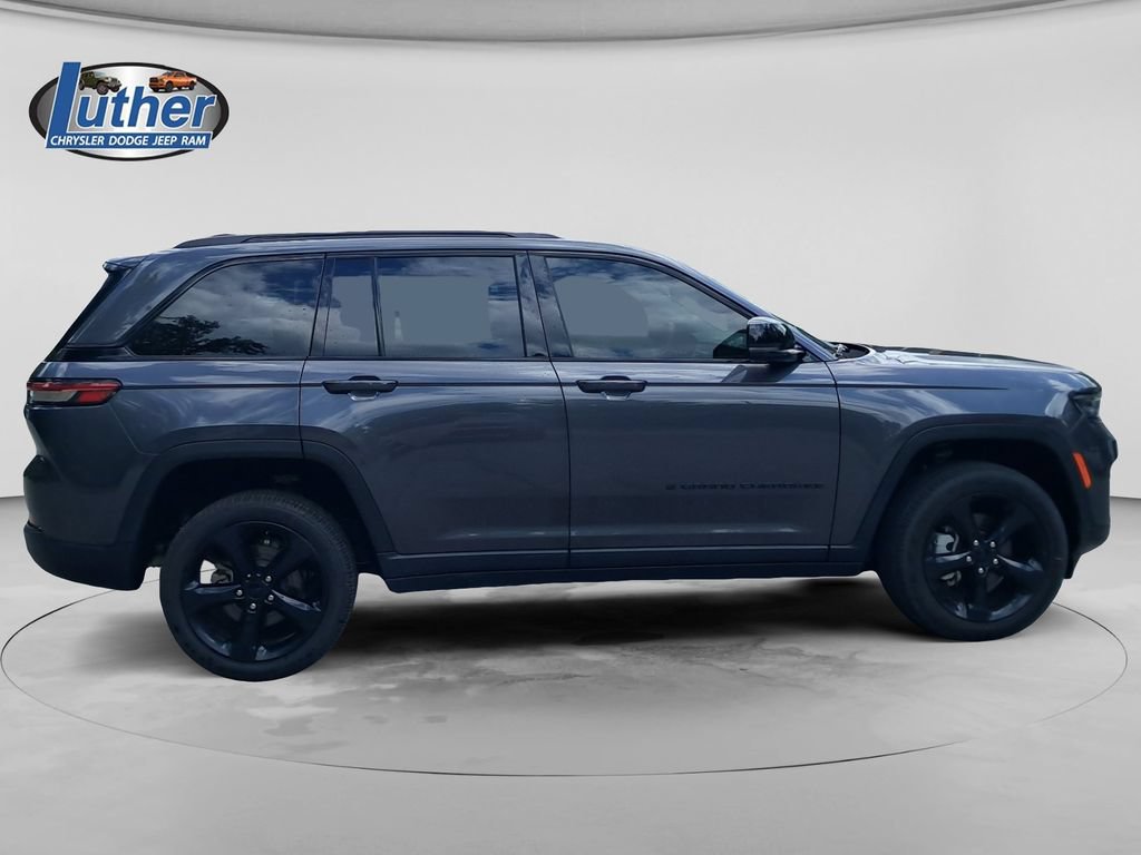 Used 2023 Jeep Grand Cherokee Limited w/ Black Appearance Package AWD/4WD image 6