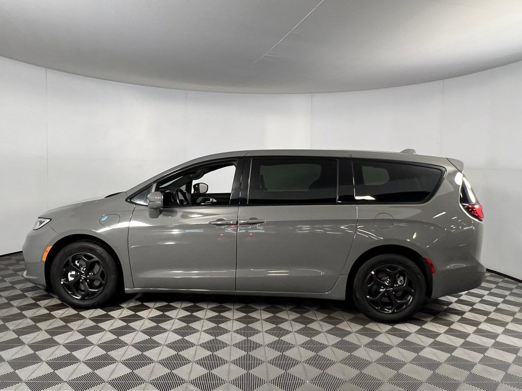 Used 2022 Chrysler Pacifica Limited w/ Uconnect Theater Family Group image 10