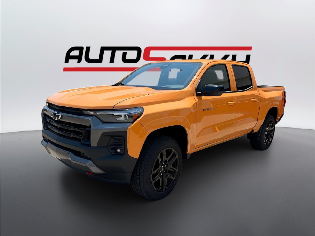 Used 2025 Chevrolet Colorado Z71 w/ Technology Package AWD/4WD image 3