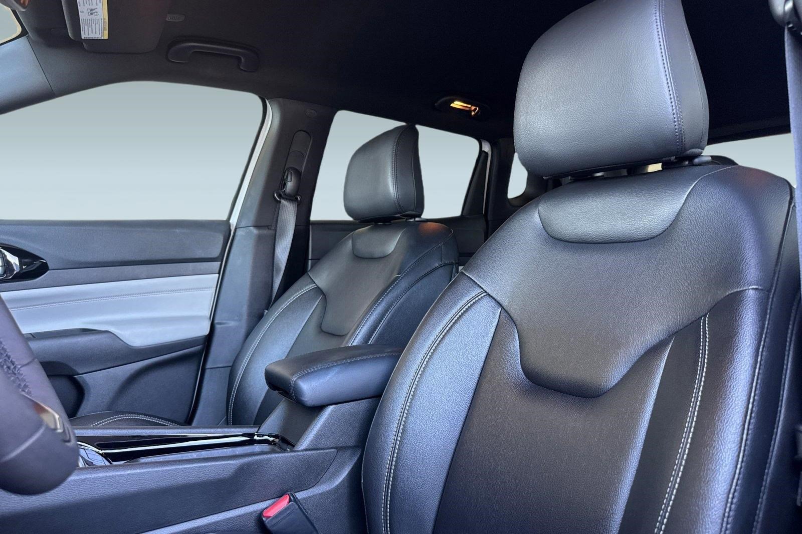 Used 2025 Jeep Compass Limited image 25