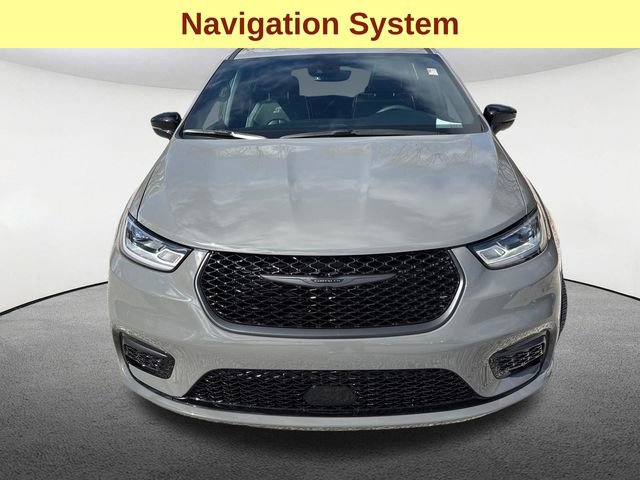 Used 2025 Chrysler Pacifica Limited AWD/4WD image 4