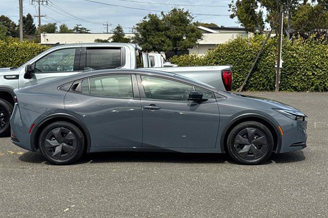 Used 2025 Toyota Prius LE FWD image 2