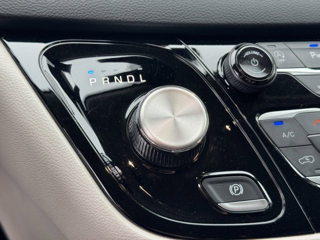 Used 2024 Chrysler Pacifica Touring-L image 25