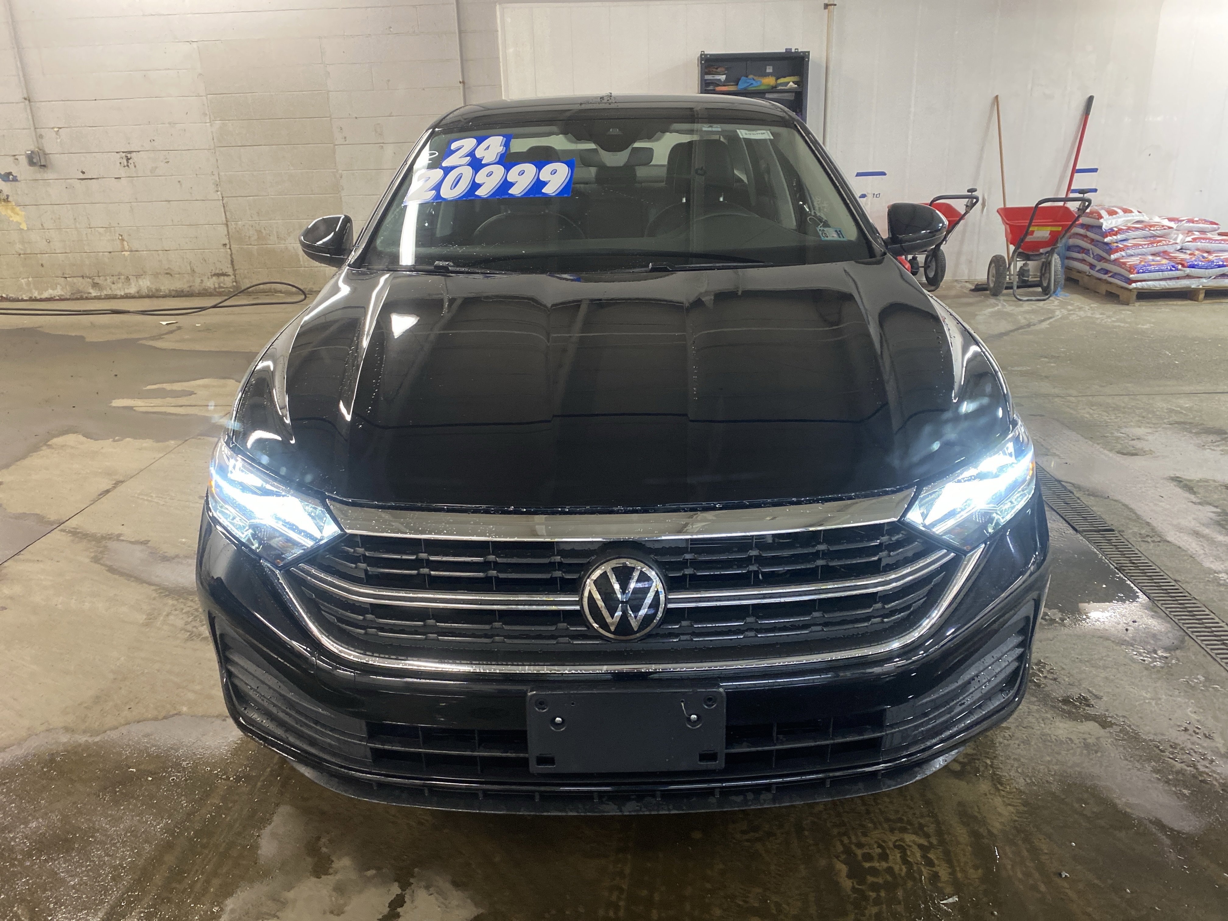 Used 2024 Volkswagen Jetta SE image 2