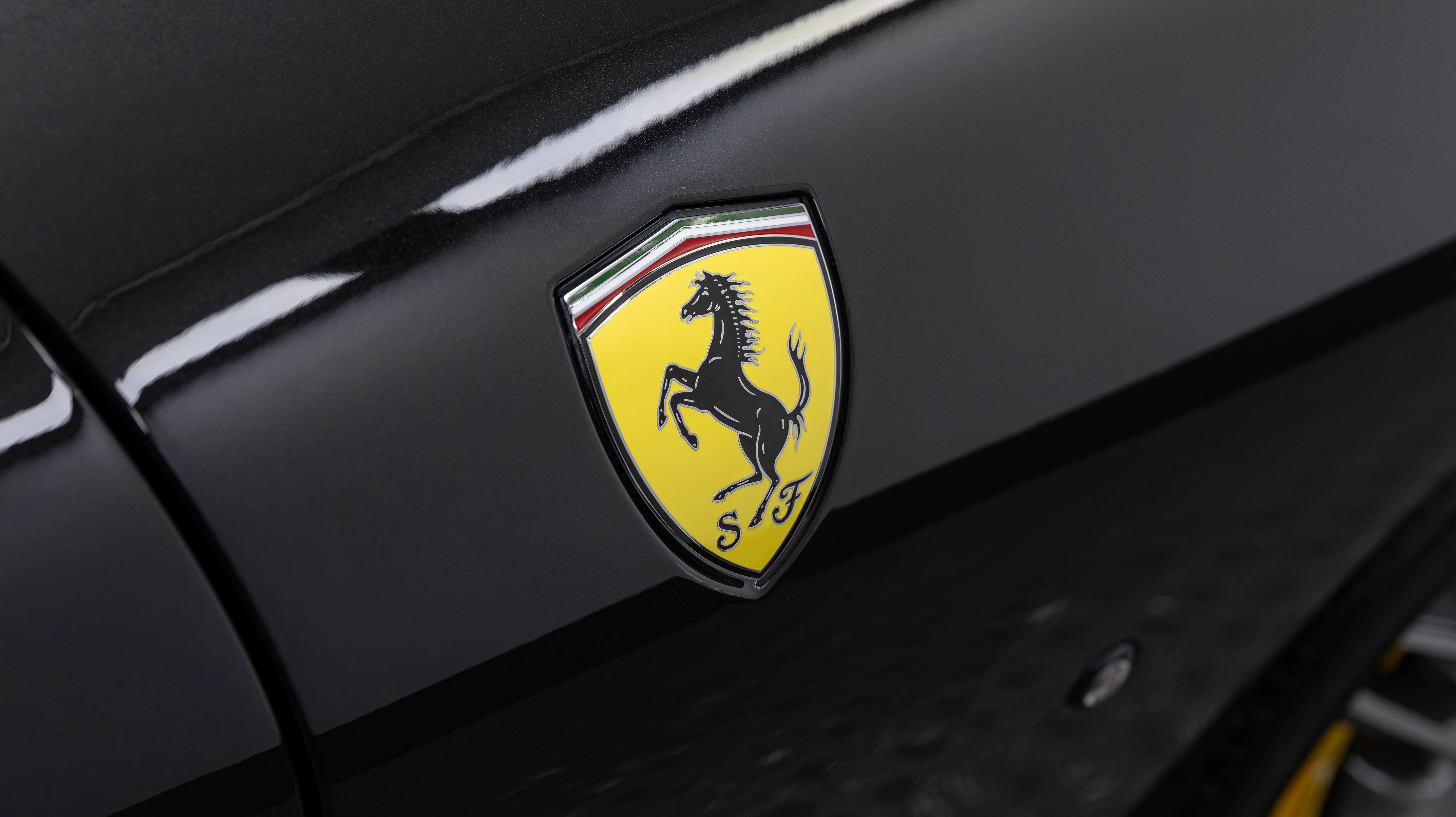 Certified 2025 Ferrari Roma Spider RWD image 38