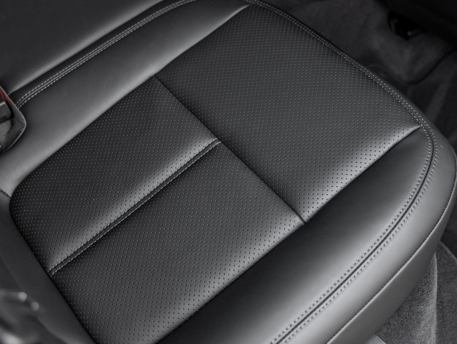 Certified 2026 Porsche Macan AWD/4WD image 37