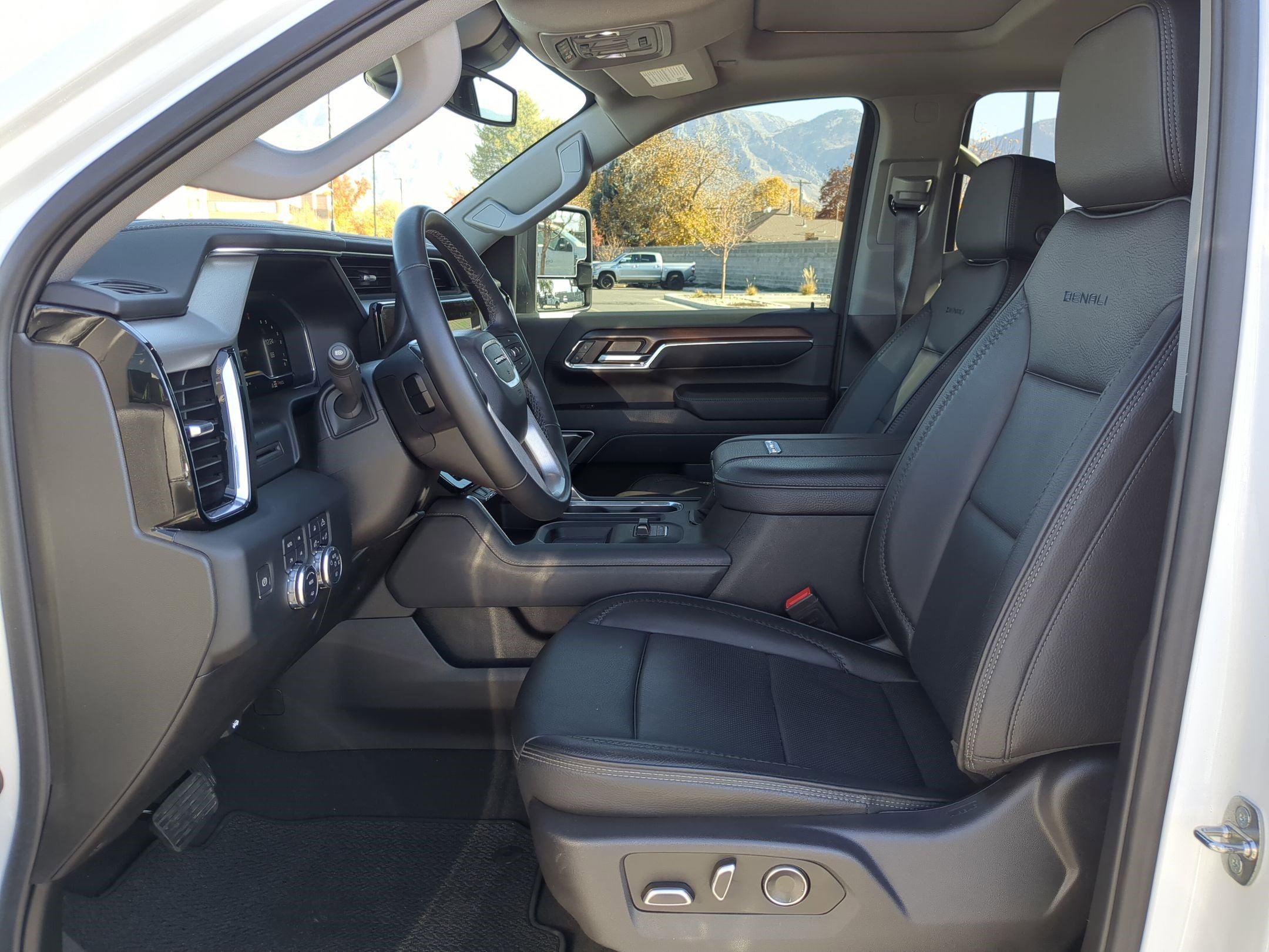 Used 2024 GMC Sierra 2500 Denali image 28
