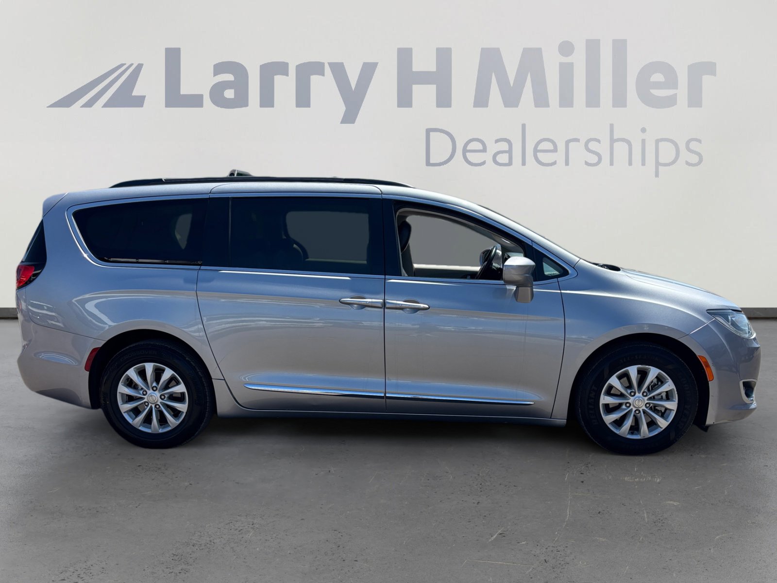 Used 2017 Chrysler Pacifica Touring-L image 6