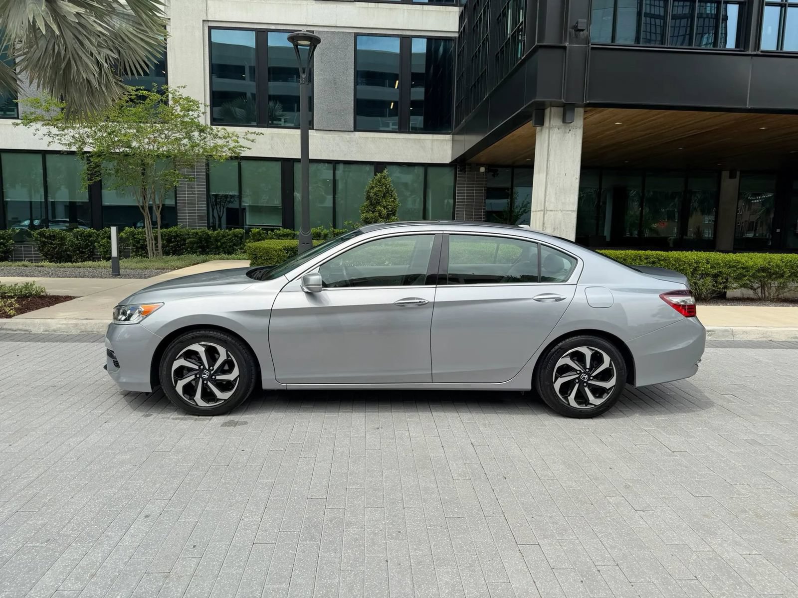 Used 2017 Honda Accord EX-L image 3