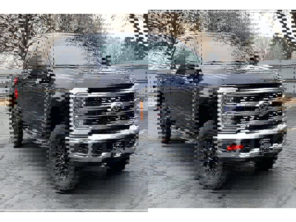 Used 2025 Ford F350 Lariat image 2