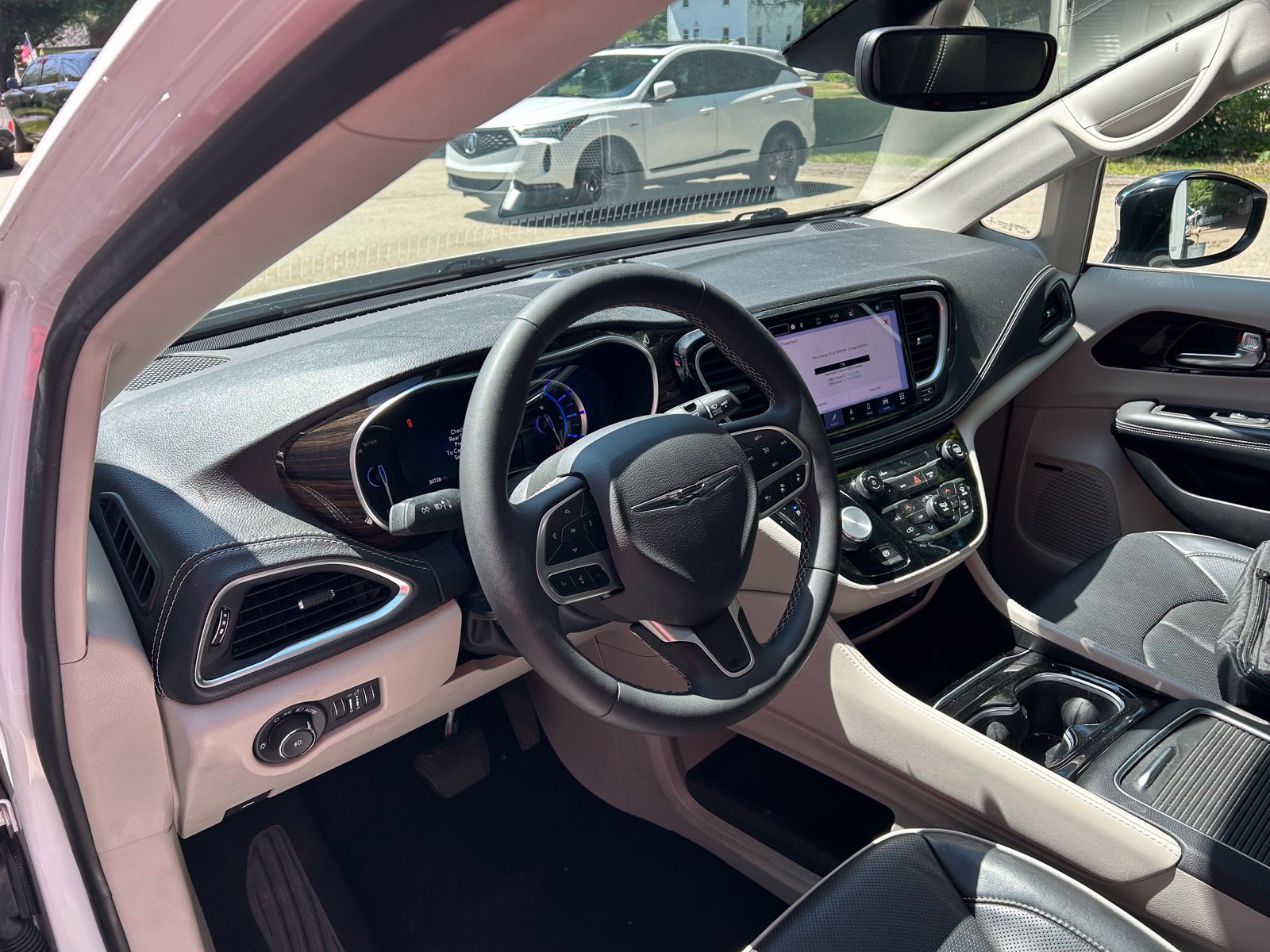 Used 2023 Chrysler Pacifica Limited w/ Uconnect Theater Family Group FWD image 13