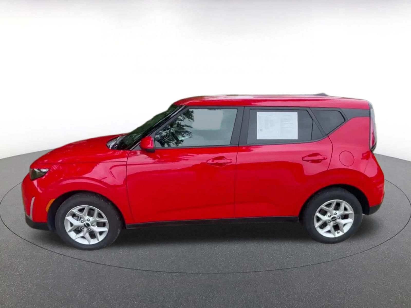 Used 2025 Kia Soul LX w/ LX Technology Package FWD image 8