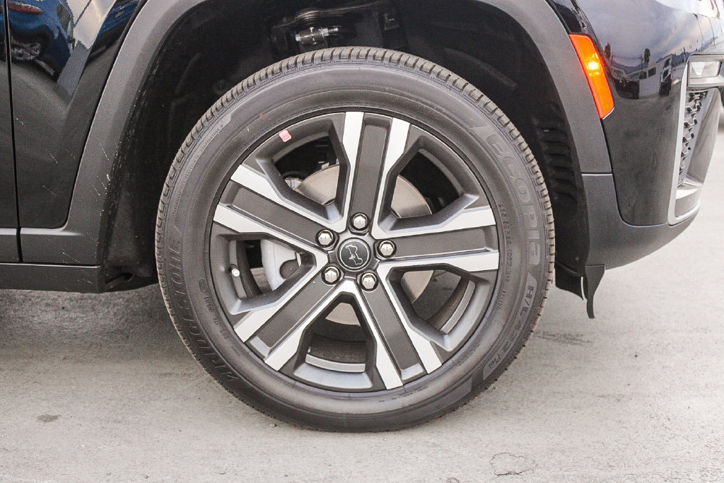 New 2027 Jeep Grand Cherokee Limited RWD image 11