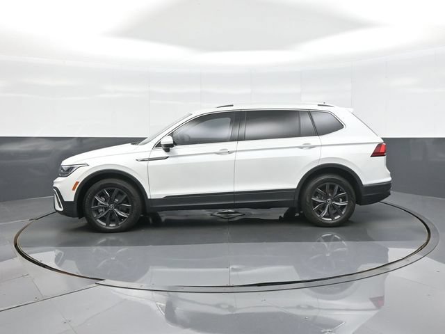 Used 2023 Volkswagen Tiguan SE w/ Panoramic Sunroof Package FWD image 4