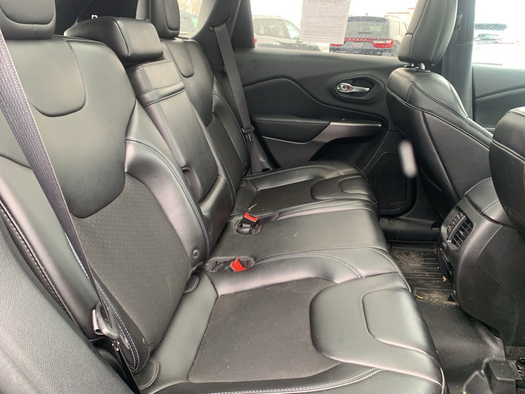 Used 2019 Jeep Cherokee Latitude Plus w/ Comfort/Convenience Group image 16