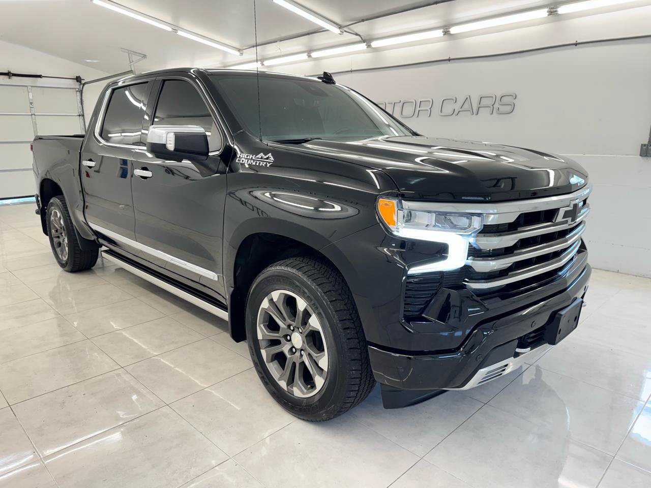 Used 2023 Chevrolet Silverado 1500 High Country w/ Technology Package AWD/4WD image 3