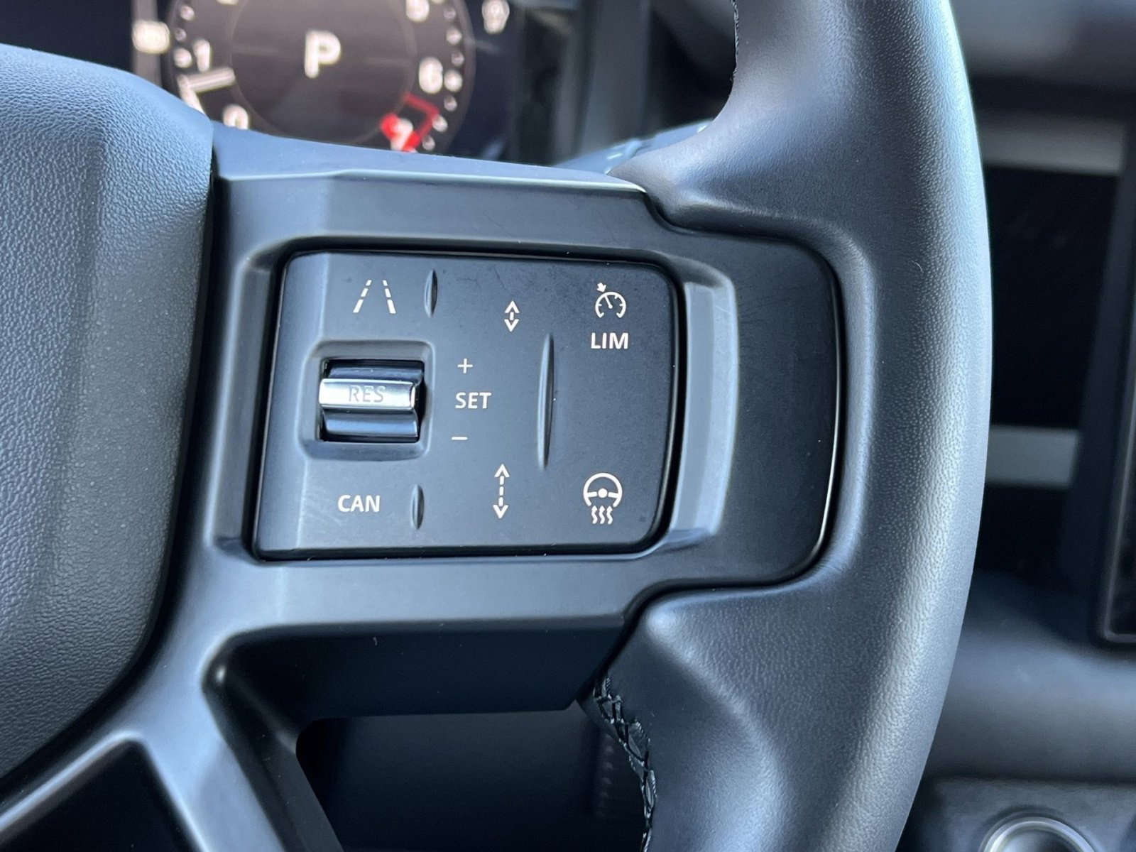 Used 2024 Land Rover Defender 110 SE image 27