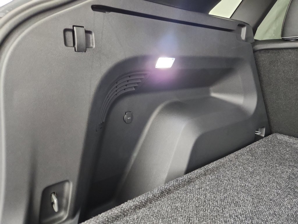 Certified 2025 Volkswagen Atlas Cross Sport SEL image 38