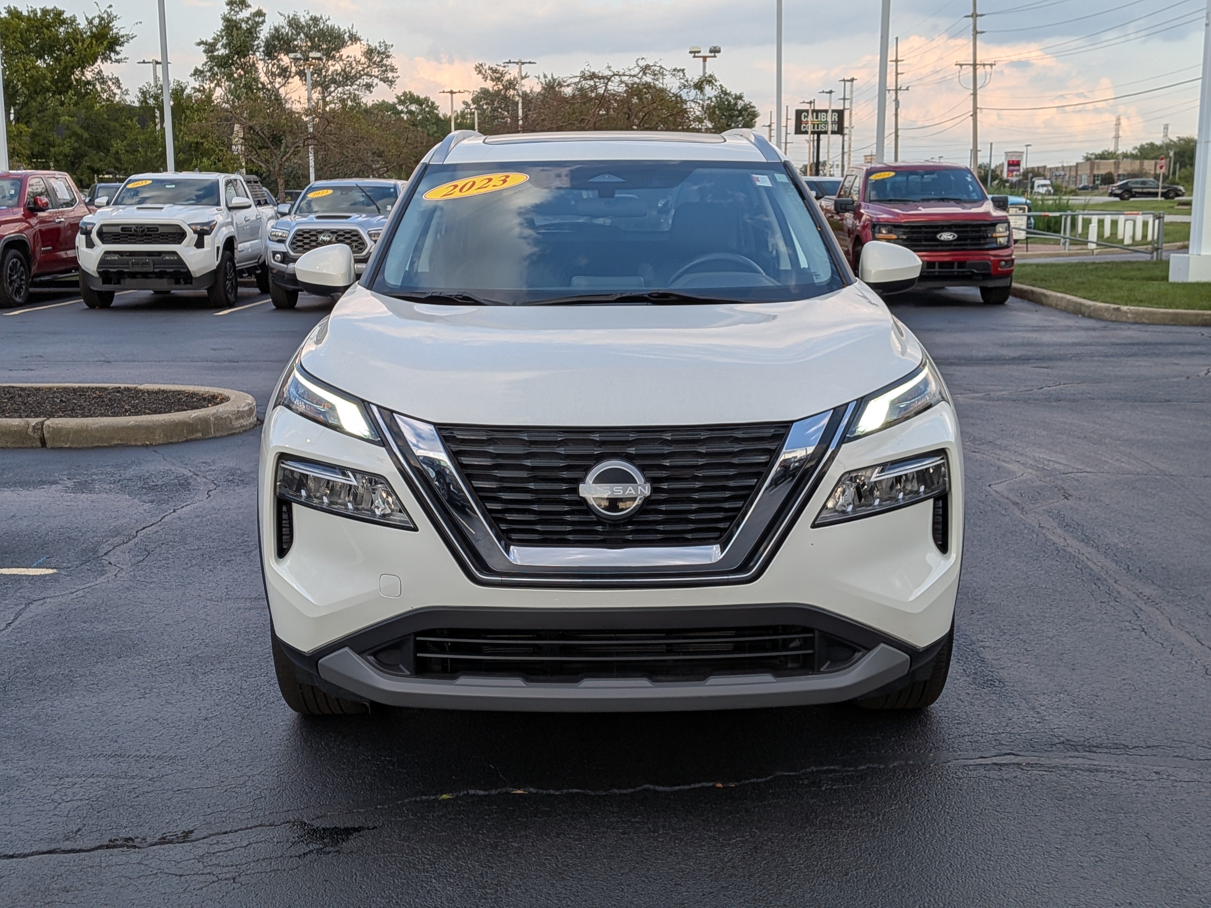 Used 2023 Nissan Rogue SV w/ SV Premium B Package AWD/4WD image 2