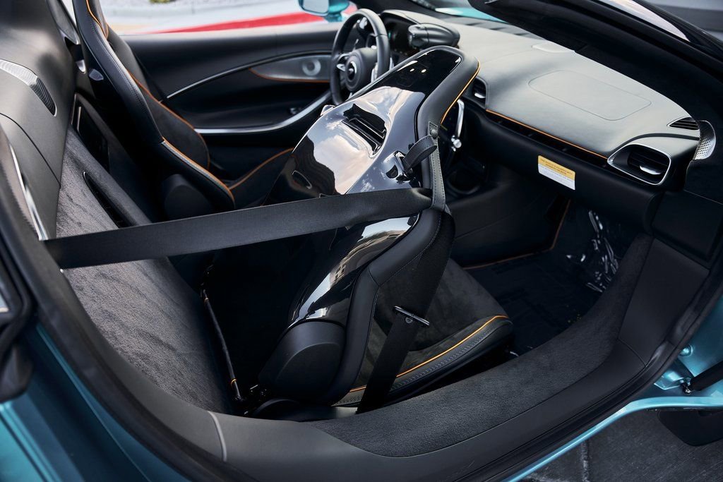 Used 2025 McLaren Artura Spider image 38